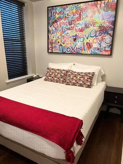 Trendy West Town Flat - 2 Bed / 1.5 Bath W Parking Apartment