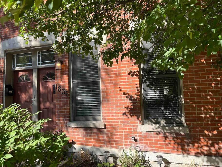 Trendy West Town Flat - 2 Bed / 1.5 Bath W Parking Apartment *