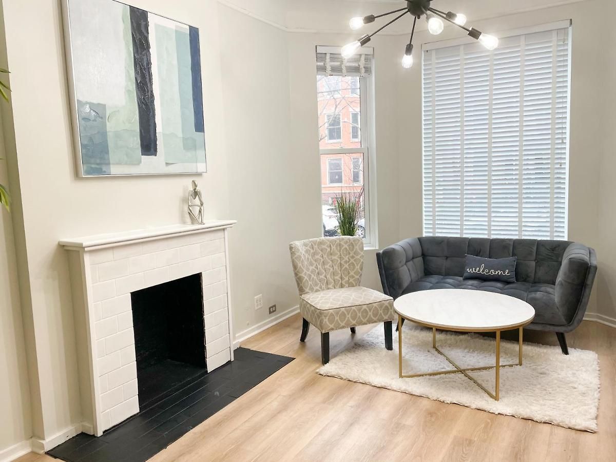 Wrigleyville Friends Unit - 5bdrm Apartment Chicago