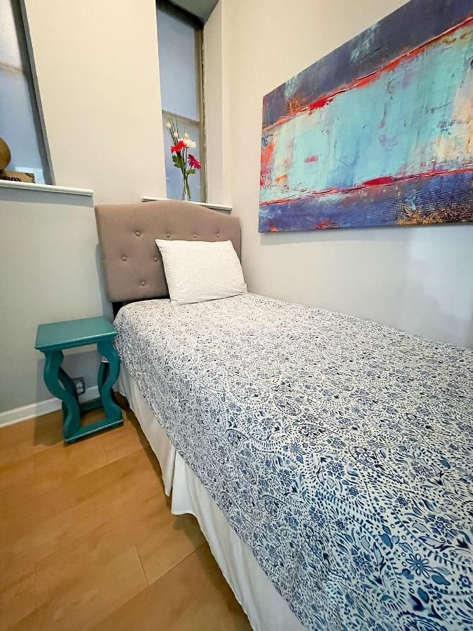 Wrigleyville Friends Unit - 5bdrm Apartment Chicago