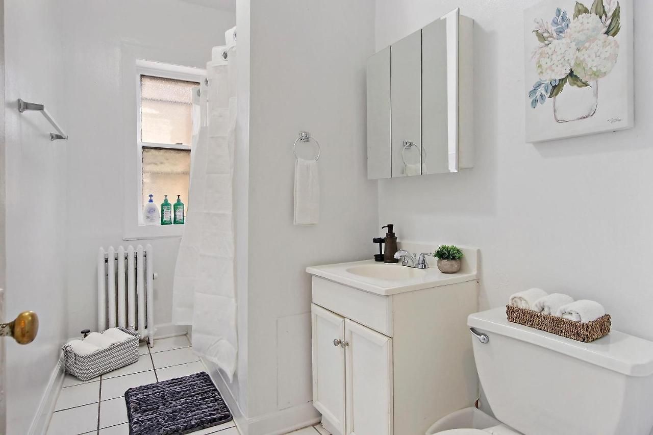 Stylish And Expansive 2br With Balcony - Buckingham 3 Apartment Chicago