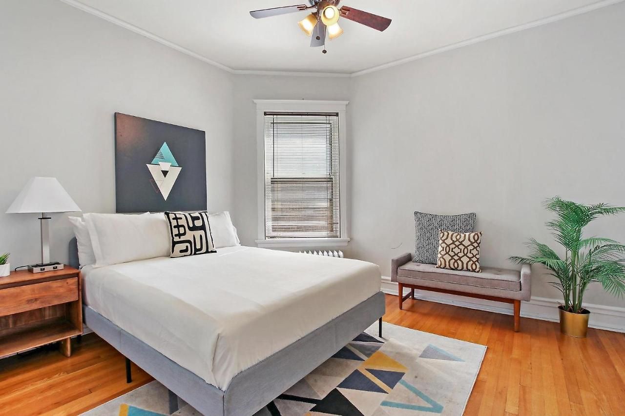 Stylish And Expansive 2br With Balcony - Buckingham 3 Apartment