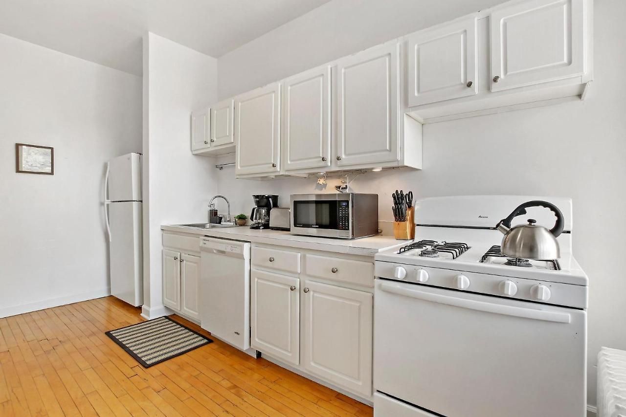 Stylish And Expansive 2br With Balcony - Buckingham 3 *