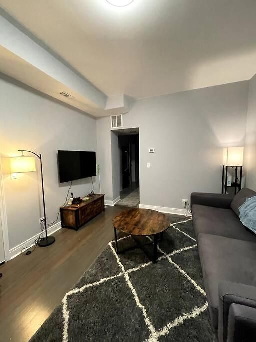 Lovely Logan Square 2-bedroom In Apartment *