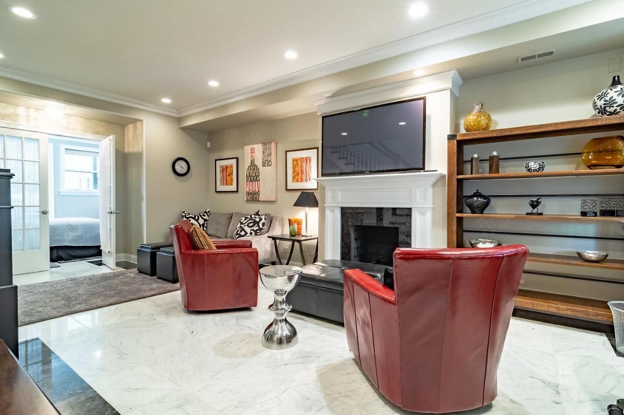 Villa Luxurious Gold Coast 4br 4-story With Parking Sleeps 12 Guests