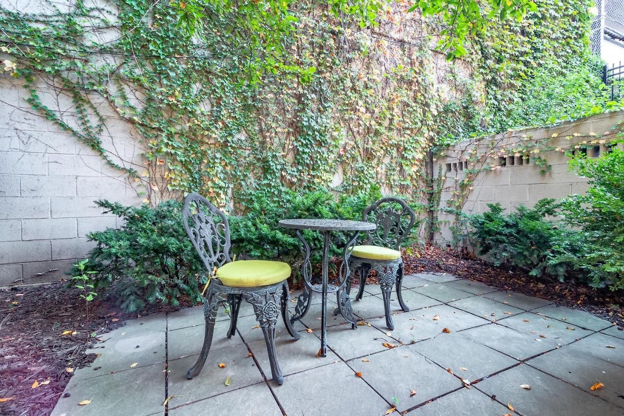 Villa Luxurious Gold Coast 4br 4-story With Parking Sleeps 12 Guests