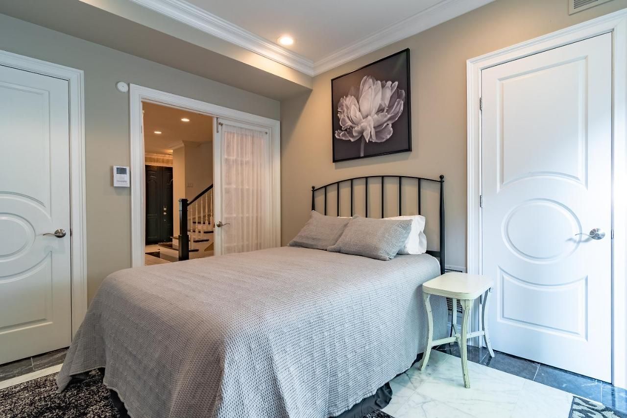 Luxurious Gold Coast 4br 4-story With Parking Sleeps 12 Guests *