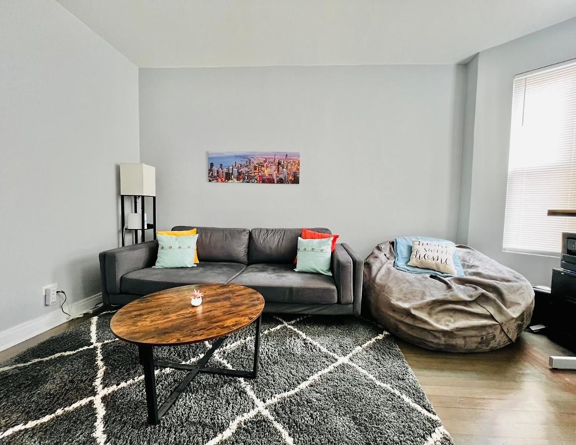 Lovely Logan Square 2-bedroom In Apartment *