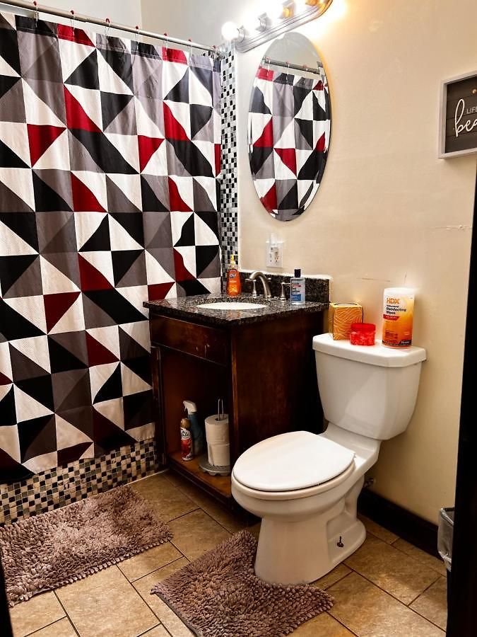 Clean, Spacious, Inexpensive Queen Br Guest house *