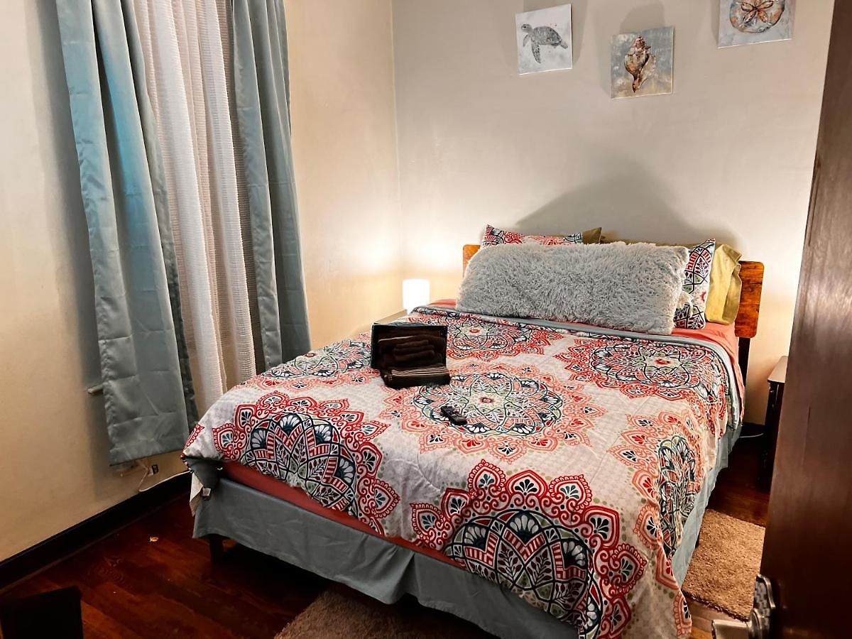 Guest house Clean, Spacious, Inexpensive Queen Br