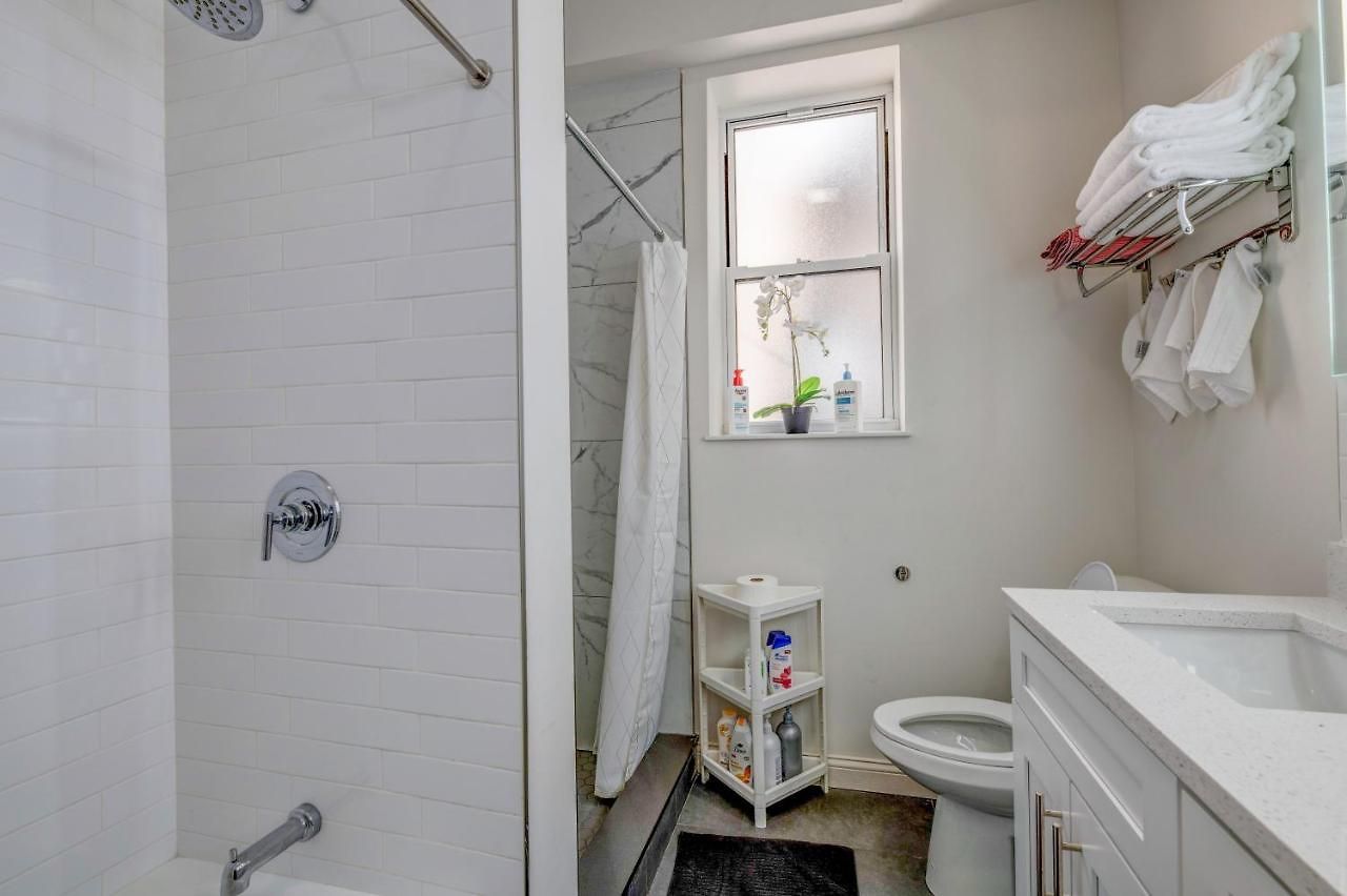 Spacious 5-br Next To Transit Free Parking Apartment Chicago