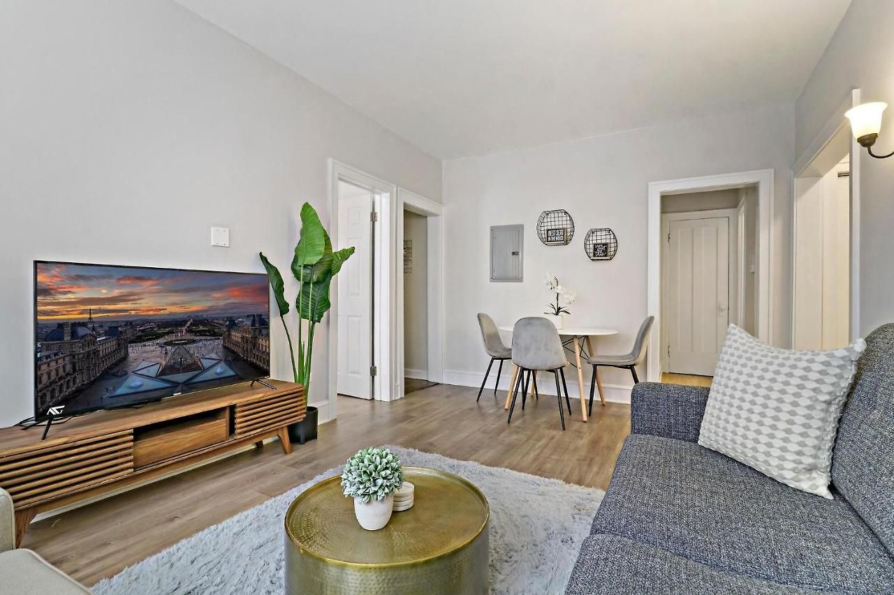 Warm & Lovely 2br Close To Dining & Shops - Touhy 1s Apartment *