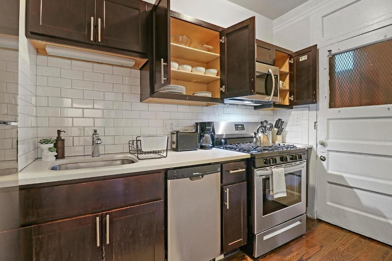 Warm & Lovely 2br Close To Dining & Shops - Touhy 1s Apartment