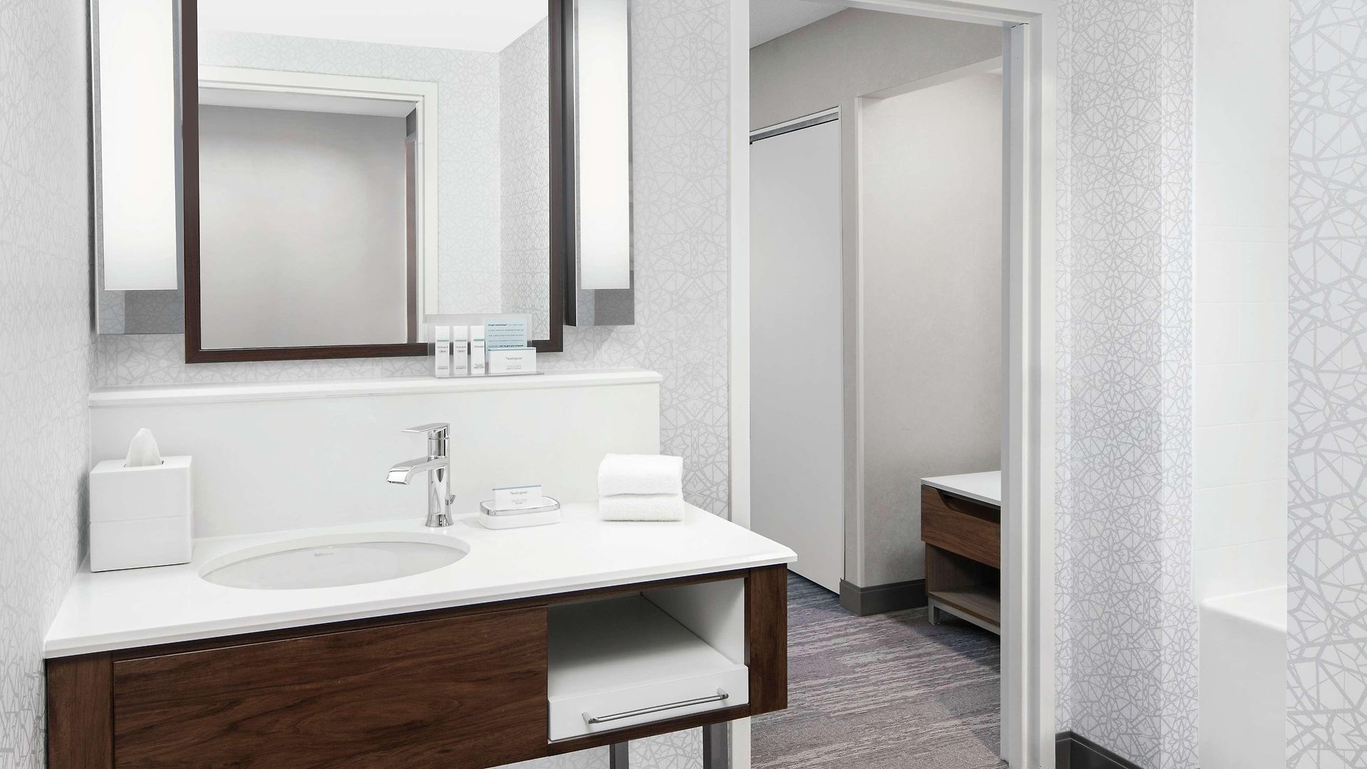 Hampton & Chicago-downtown 3*
