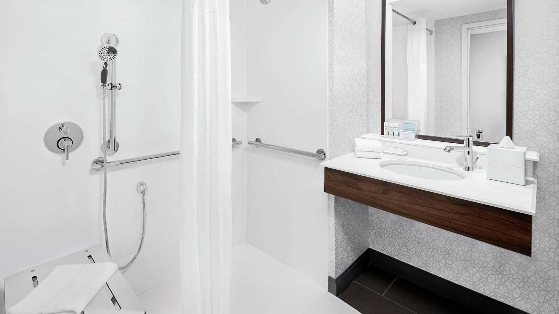 Hampton & Chicago-downtown 3*