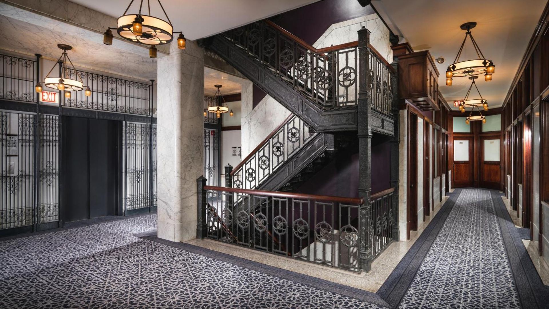 Hotel Staypineapple, An Iconic Hotel, The Loop Chicago