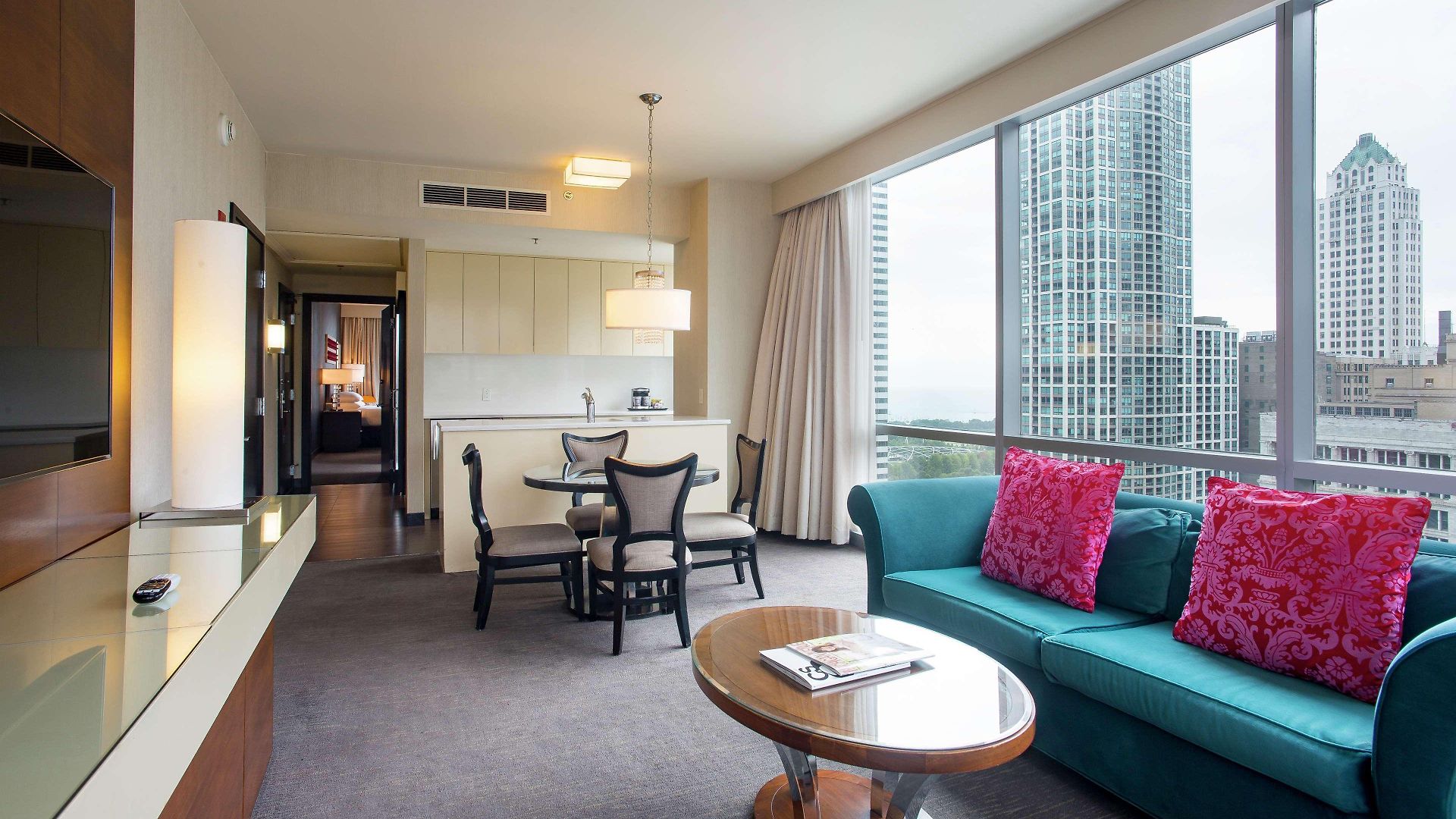 Thewit Chicago, A Hilton 4*