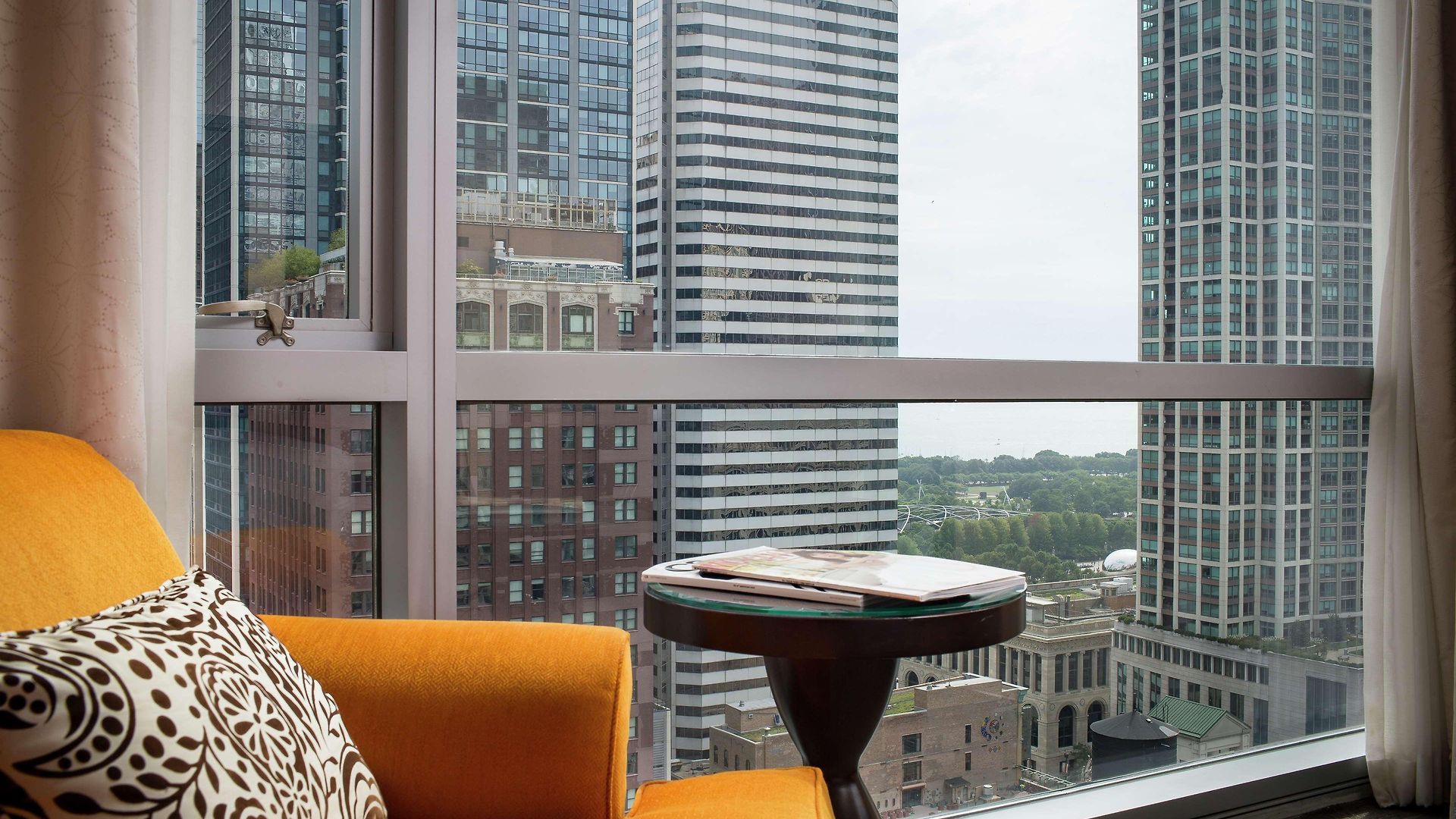 Thewit Chicago, A Hilton