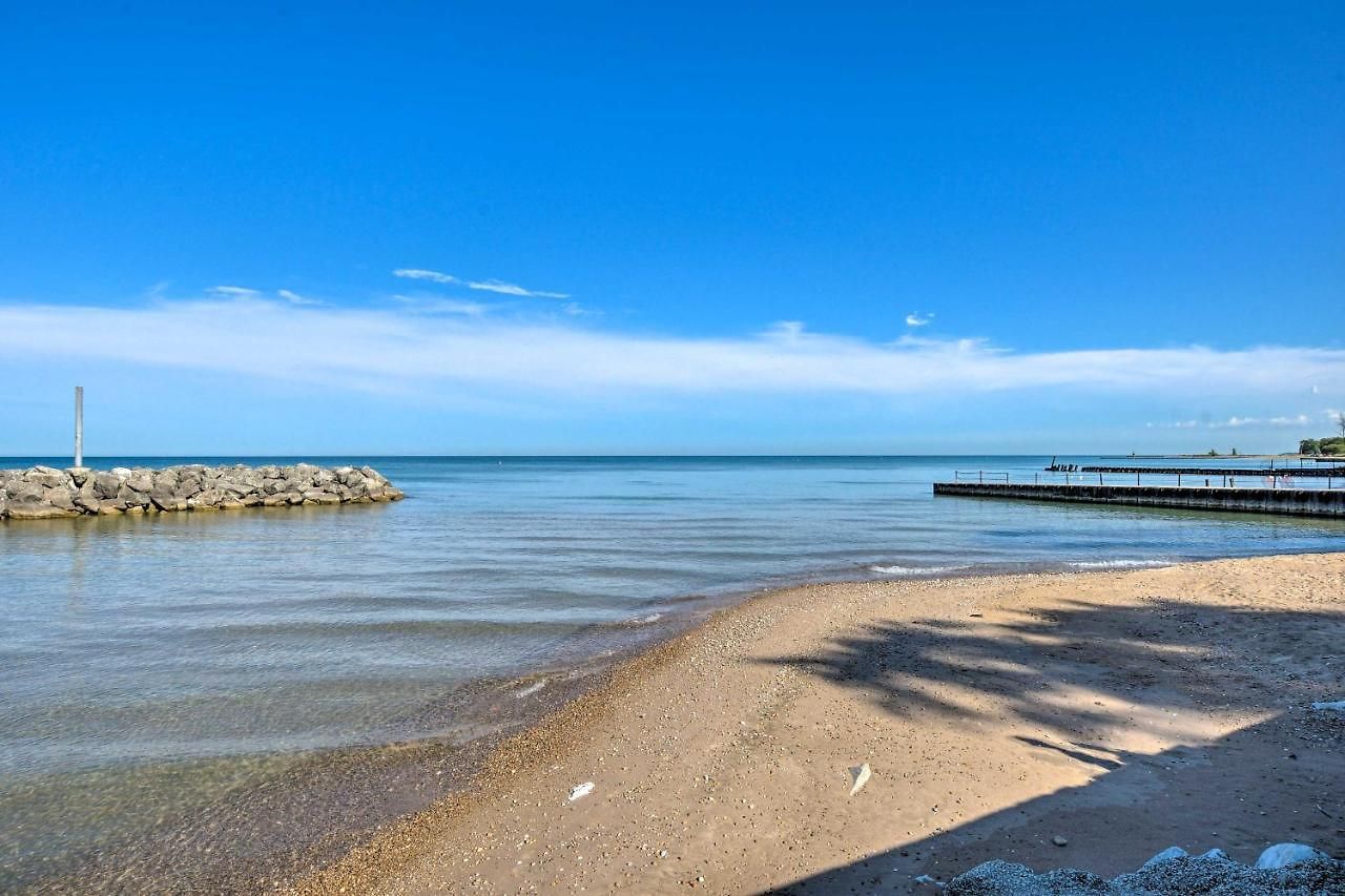 Urban Escape About 1 Mi To Local Beaches!