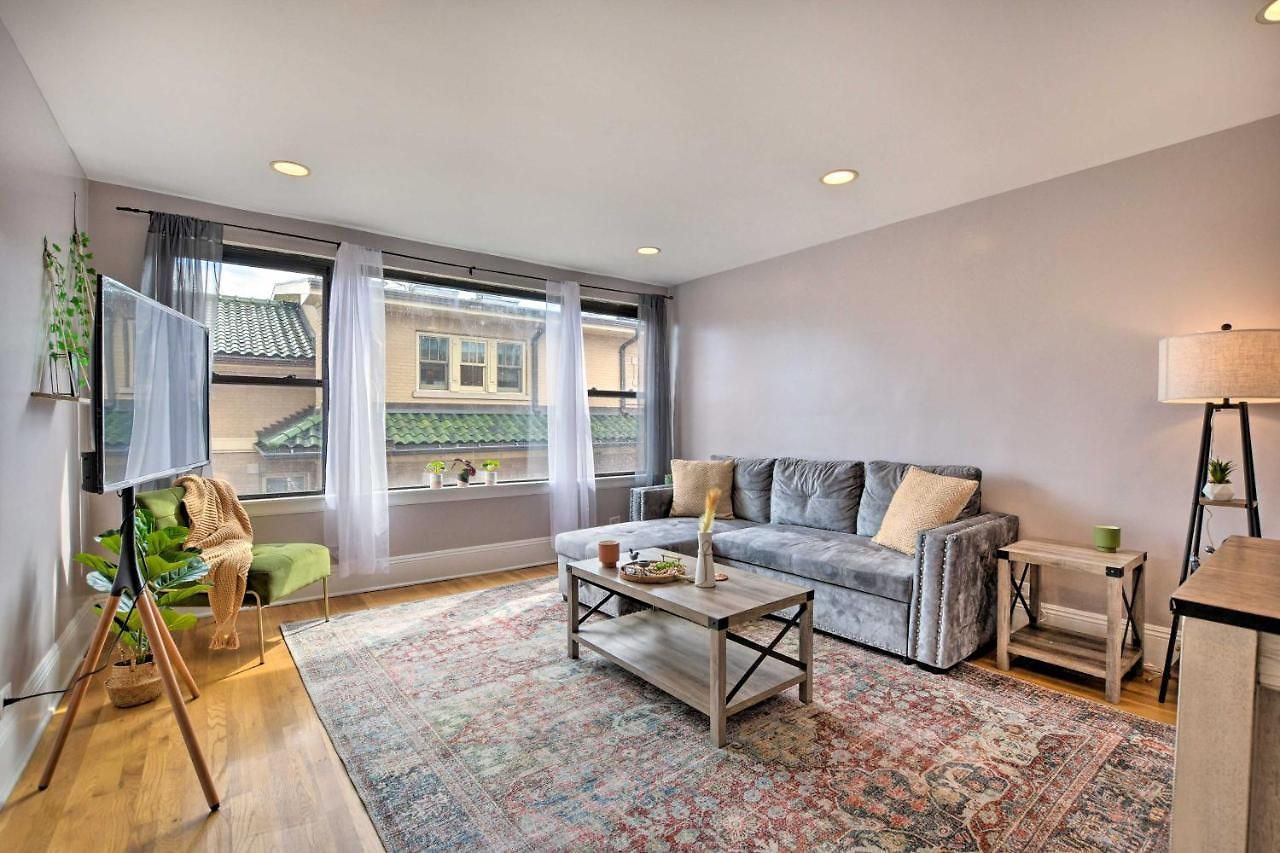 Urban Escape About 1 Mi To Local Beaches! Apartment