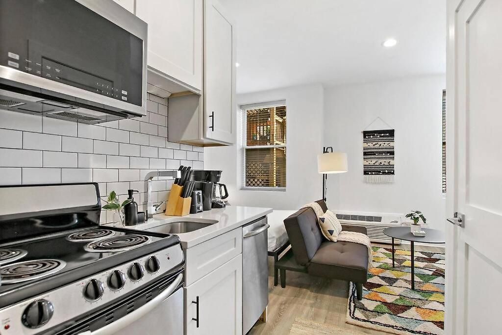 Apartment Cozy With In-unit Laundry And Wi-fi! - Montrose 111