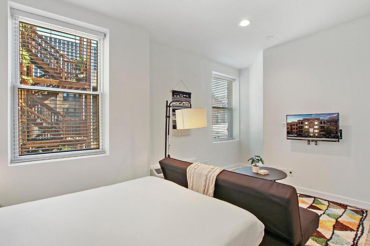 Apartment Cozy With In-unit Laundry And Wi-fi! - Montrose 111