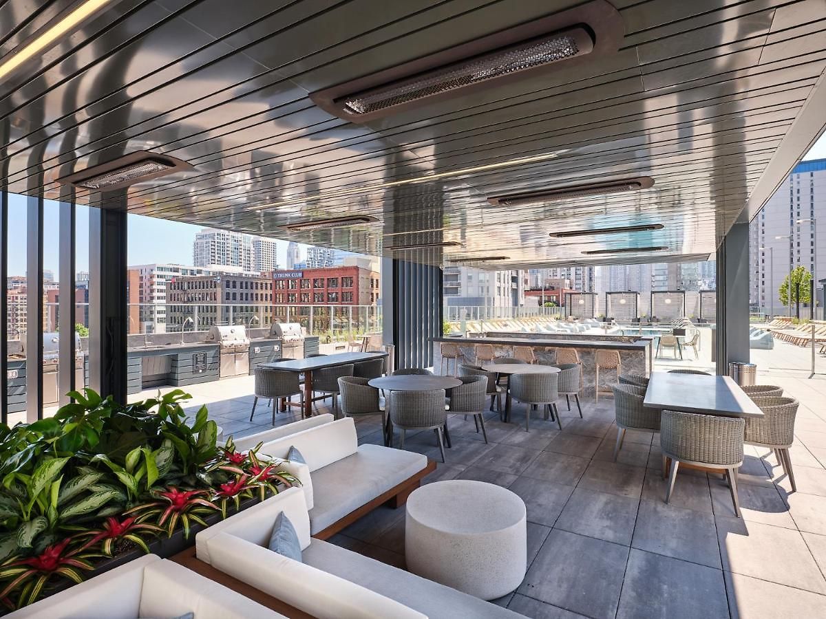 Level - River North 4*