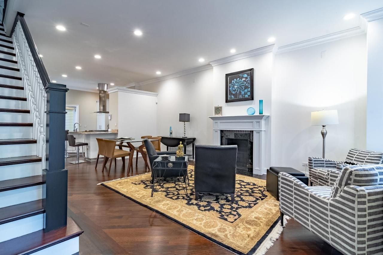 Villa Luxurious Gold Coast 4br 4-story With Parking Sleeps 12 Guests