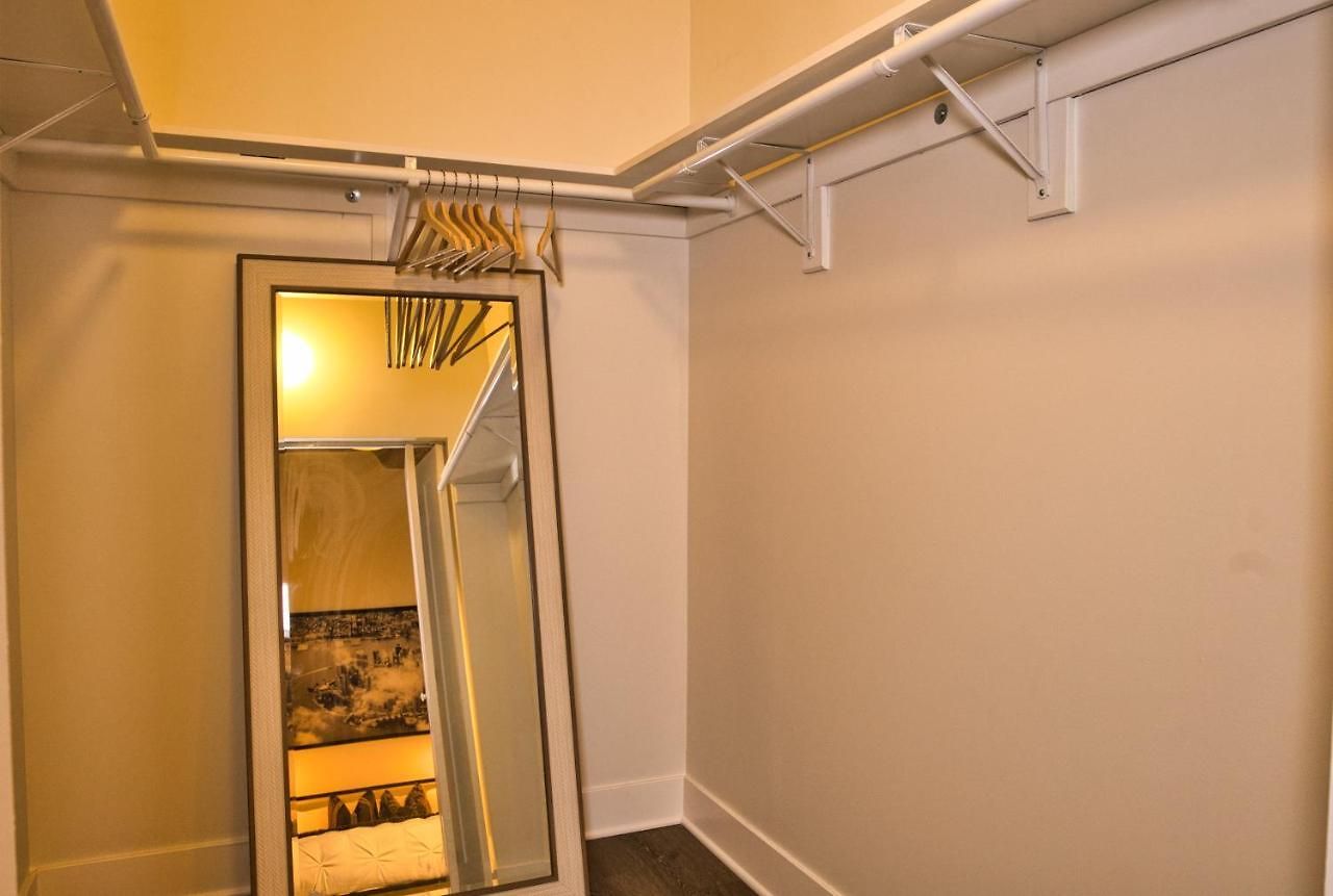 Apartment Skyline View Patio Suite: Mccormick Place 3br Retreat *