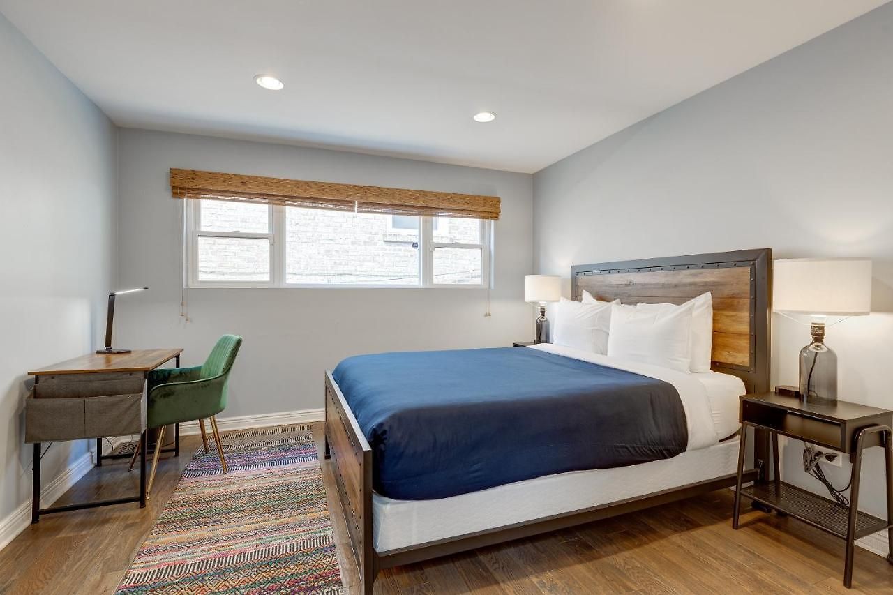 Holiday home Charming & Bright Multilevel Townhome With Parking Chicago