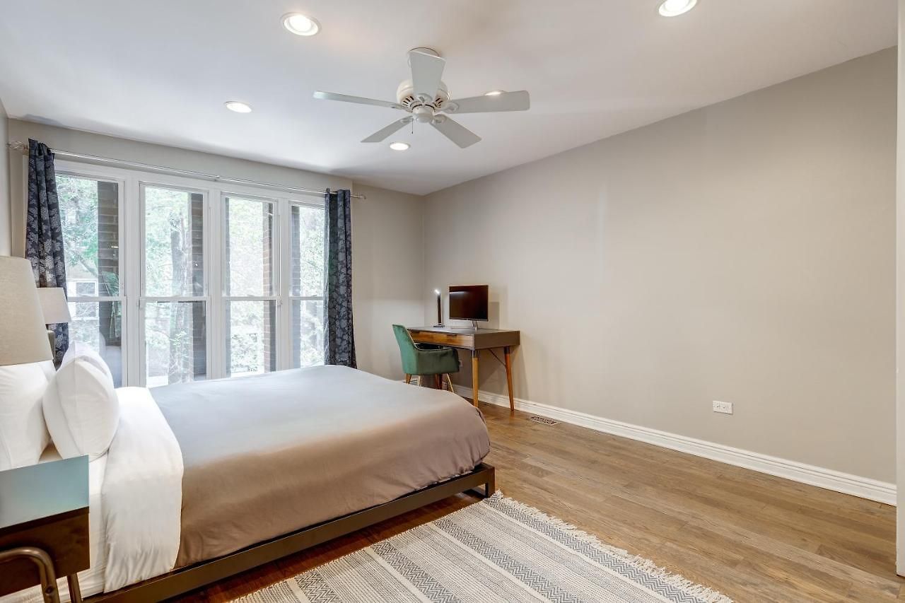 Holiday home Charming & Bright Multilevel Townhome With Parking *