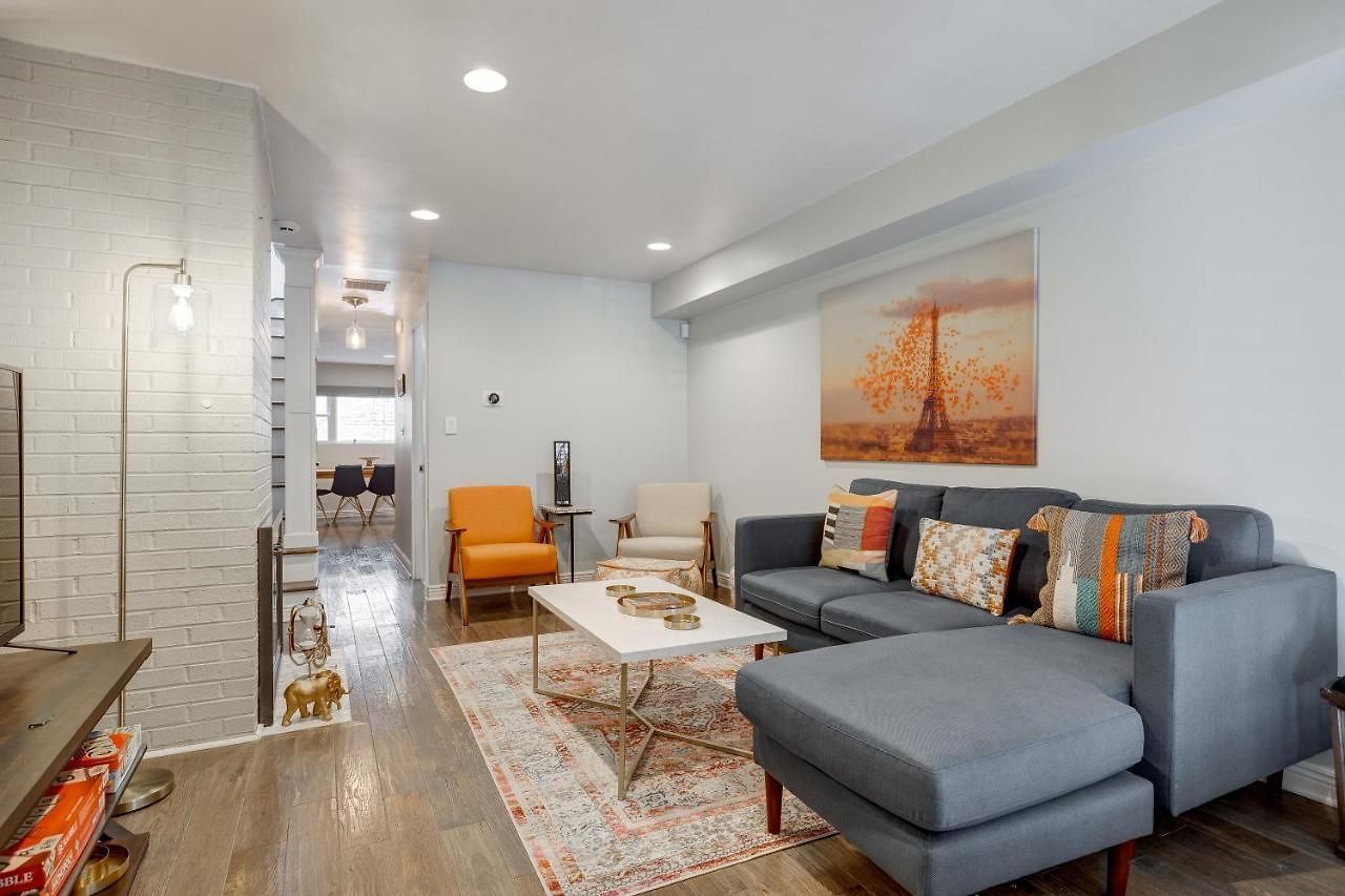 Holiday home Charming & Bright Multilevel Townhome With Parking *