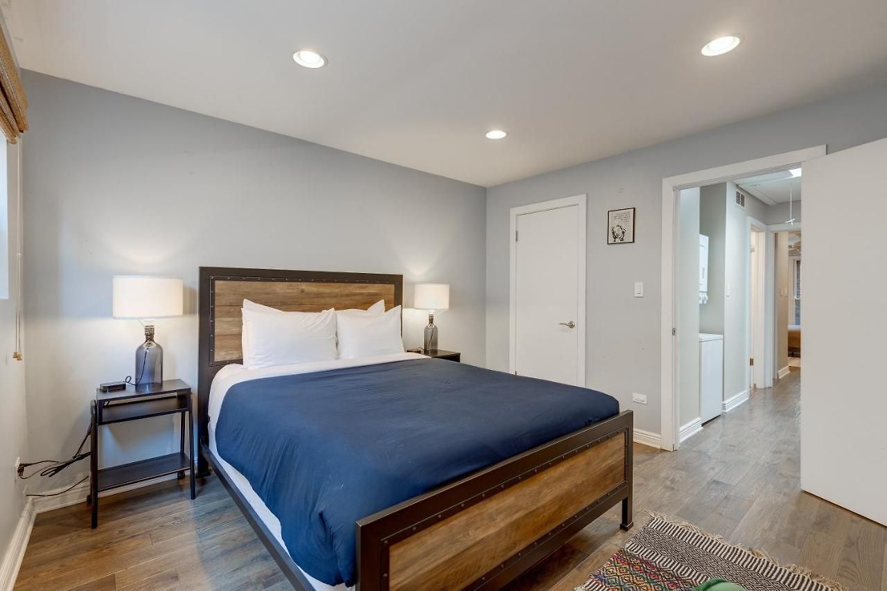 Charming & Bright Multilevel Townhome With Parking Holiday home Chicago