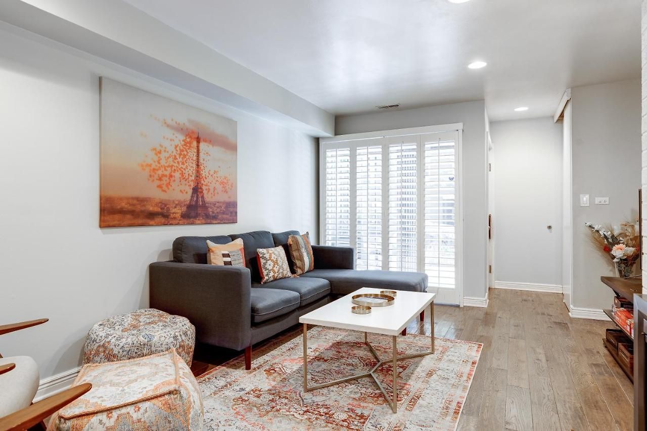 Charming & Bright Multilevel Townhome With Parking *
