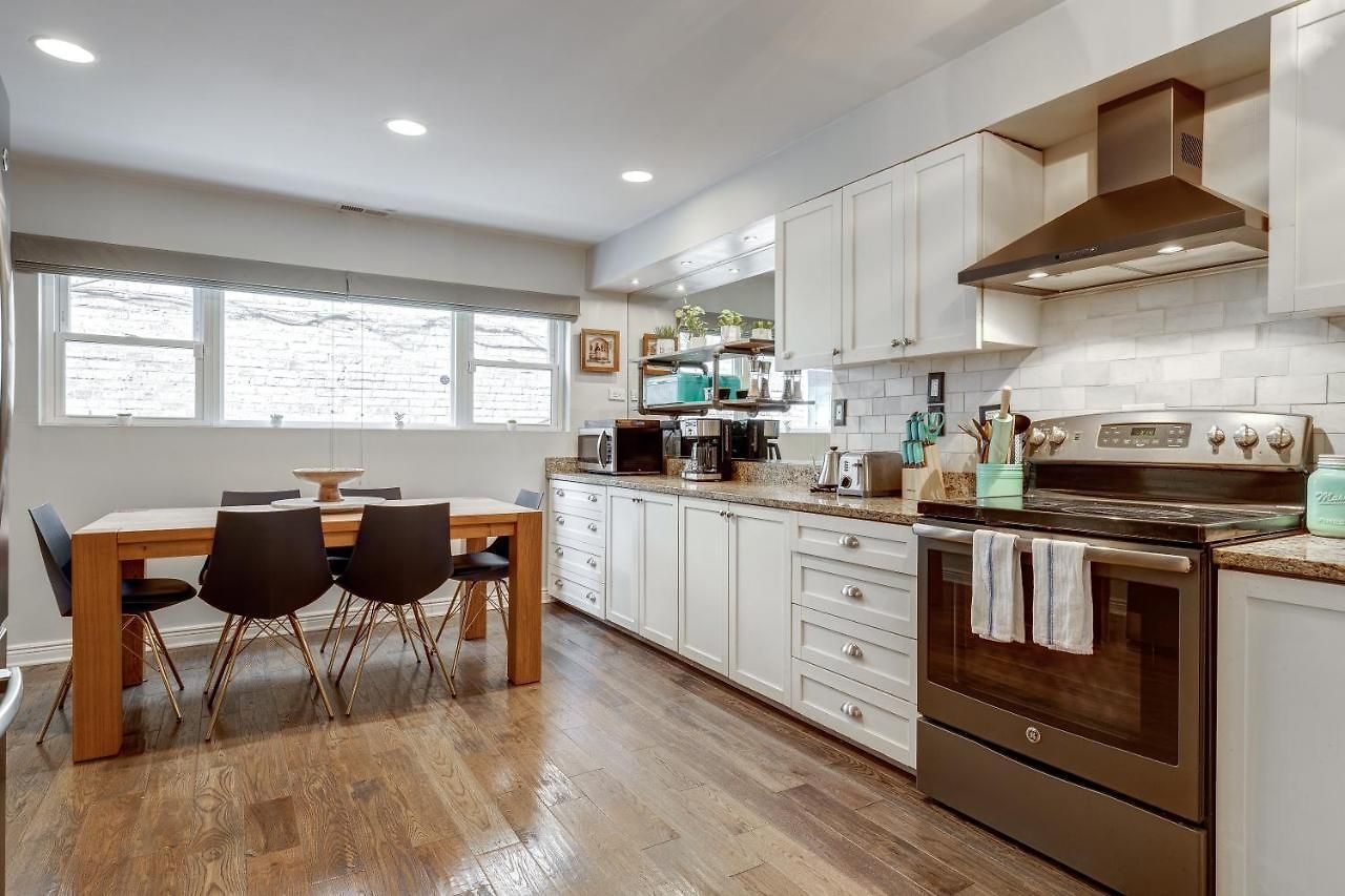 Holiday home Charming & Bright Multilevel Townhome With Parking *