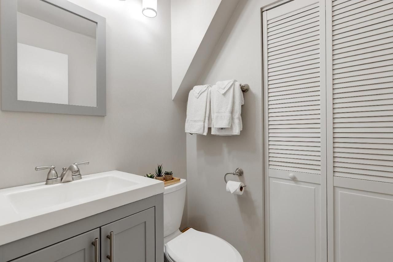 Charming & Bright Multilevel Townhome With Parking