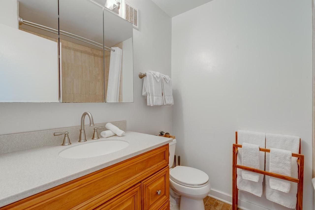 Holiday home Charming & Bright Multilevel Townhome With Parking