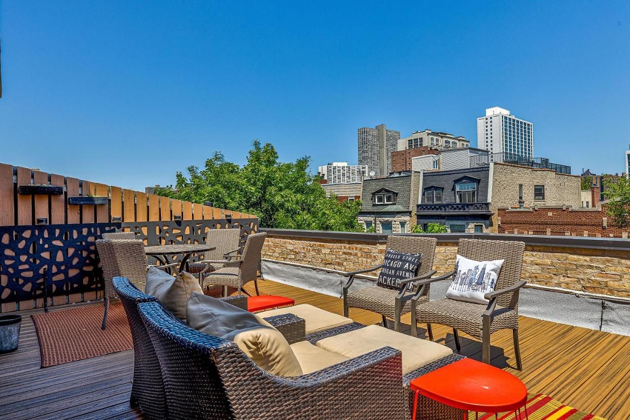 Cubbies Dream! Half A Block To Wrigley! You Can Feel The Excitement In The Air On Game Days! Apartment *