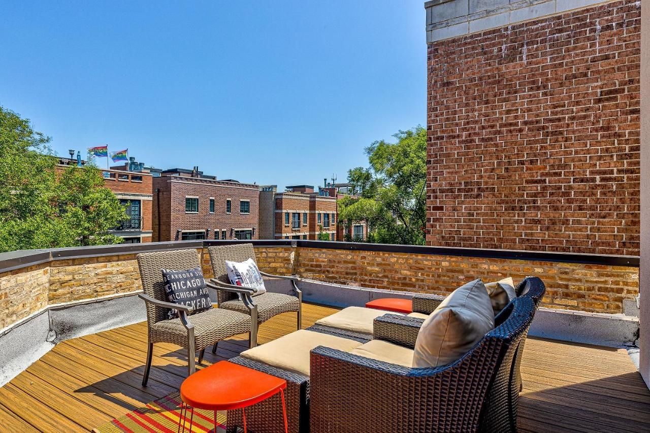 Apartment Cubbies Dream! Half A Block To Wrigley! You Can Feel The Excitement In The Air On Game Days! Chicago