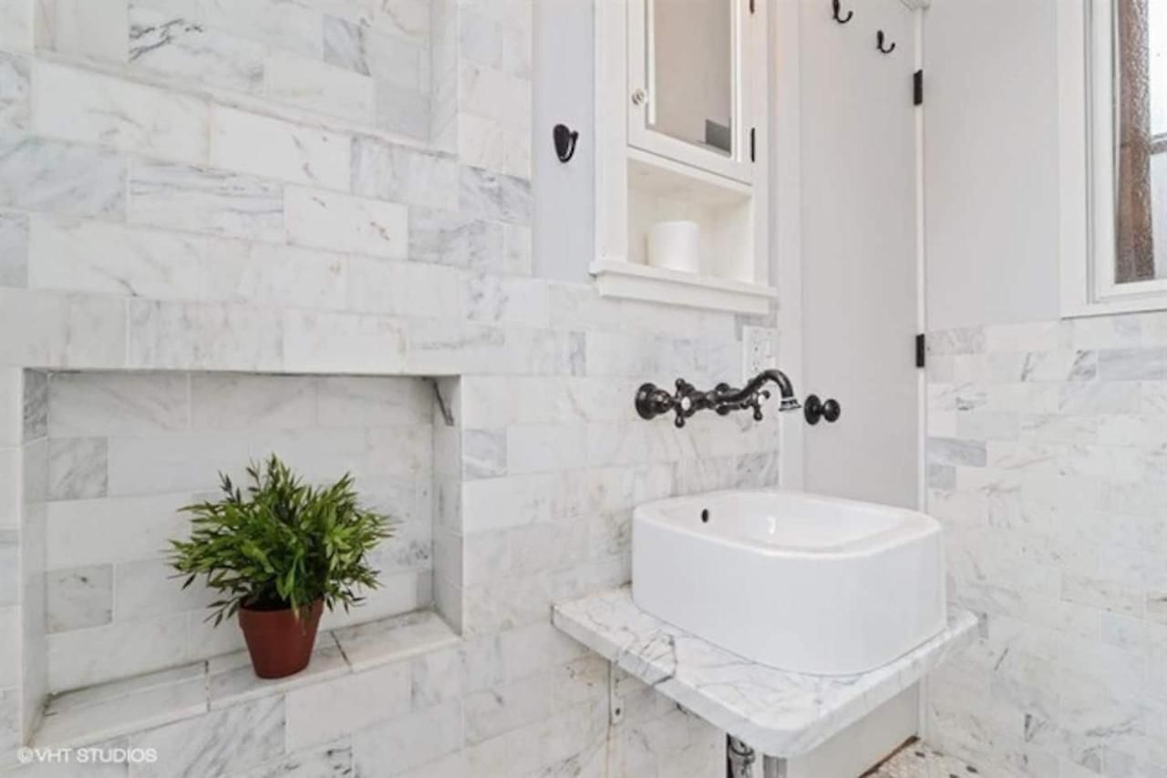 Walk To Lincoln Park, North Avenue Beach, And Second City! Lovely Old Town Charm! Apartment