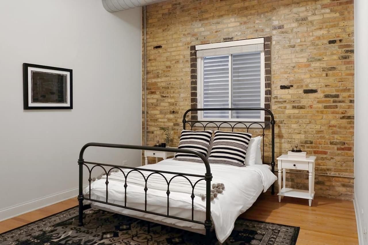 Apartment Breathtaking Getaway In Prime Lakeview Location! *