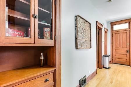 Garage Parking - Vintage Charm - And A Fabulous Location! Easily Enjoy The Of Chicago!