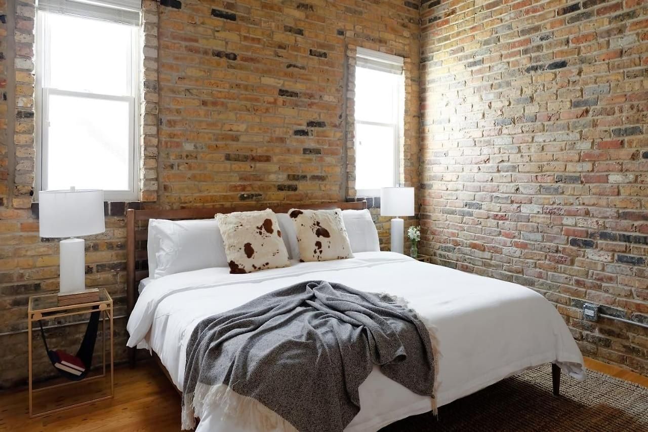 Breathtaking Getaway In Prime Lakeview Location! Apartment