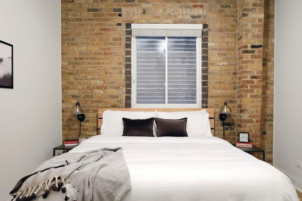 Breathtaking Getaway In Prime Lakeview Location! Apartment Chicago