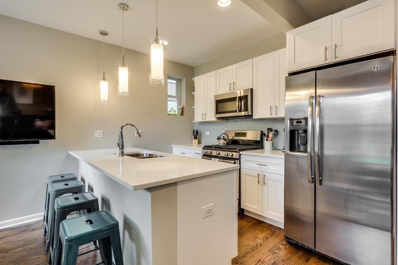 Vibrant & Stylish 4 Bed Condo Near Humboldt Park Apartment Chicago