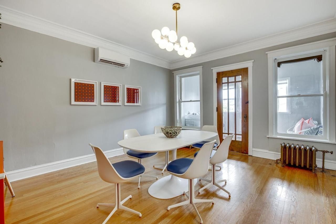 Comfortable Vintage North Side Retreat For 8