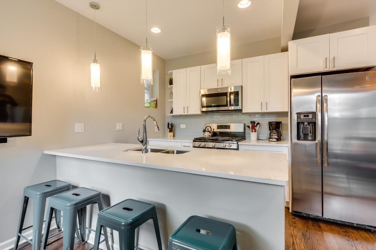 Vibrant & Stylish 4 Bed Condo Near Humboldt Park Apartment *