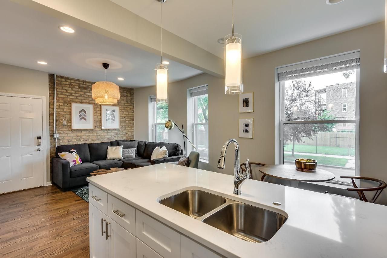 Vibrant & Stylish 4 Bed Condo Near Humboldt Park Apartment *