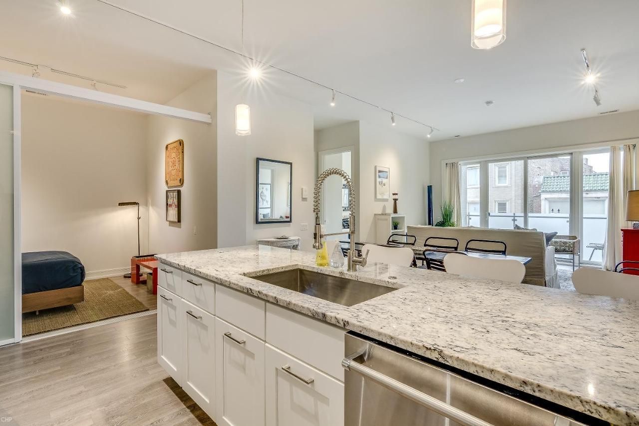 Sheridan Park Stunner! No Matter If Are In Town For Business Or Fun Has Covered Apts Apartment Chicago