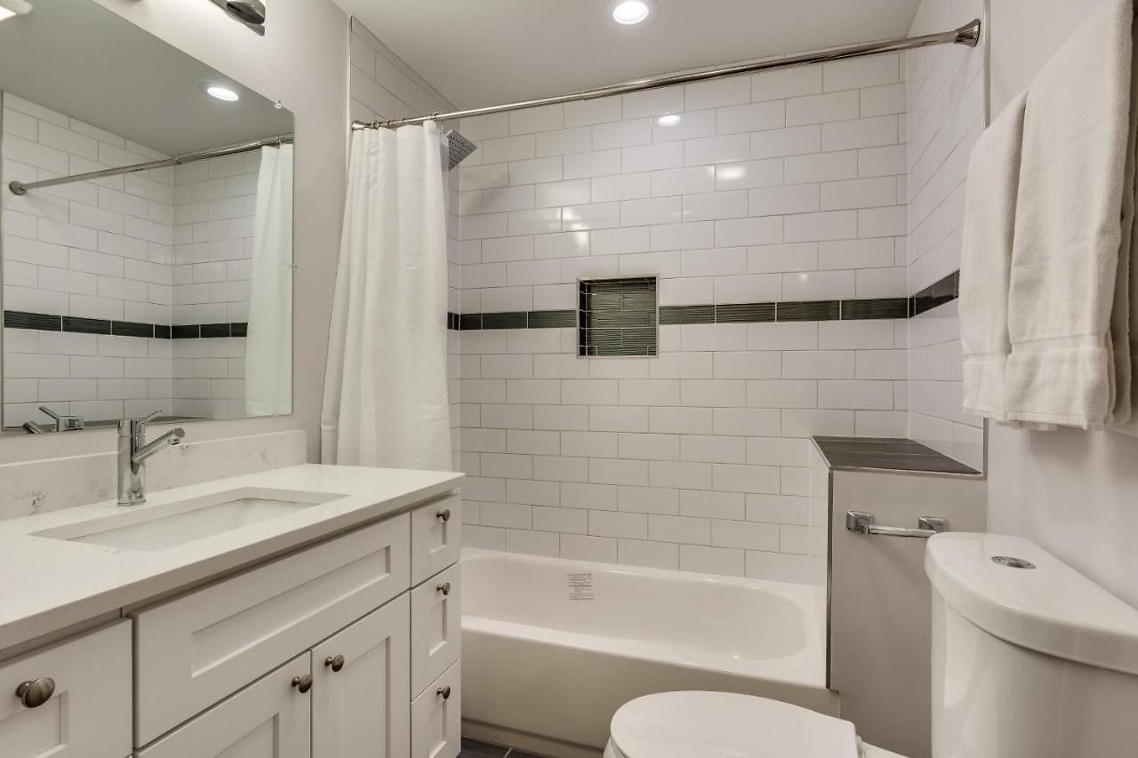 Vibrant & Stylish 4 Bed Condo Near Humboldt Park Apartment Chicago